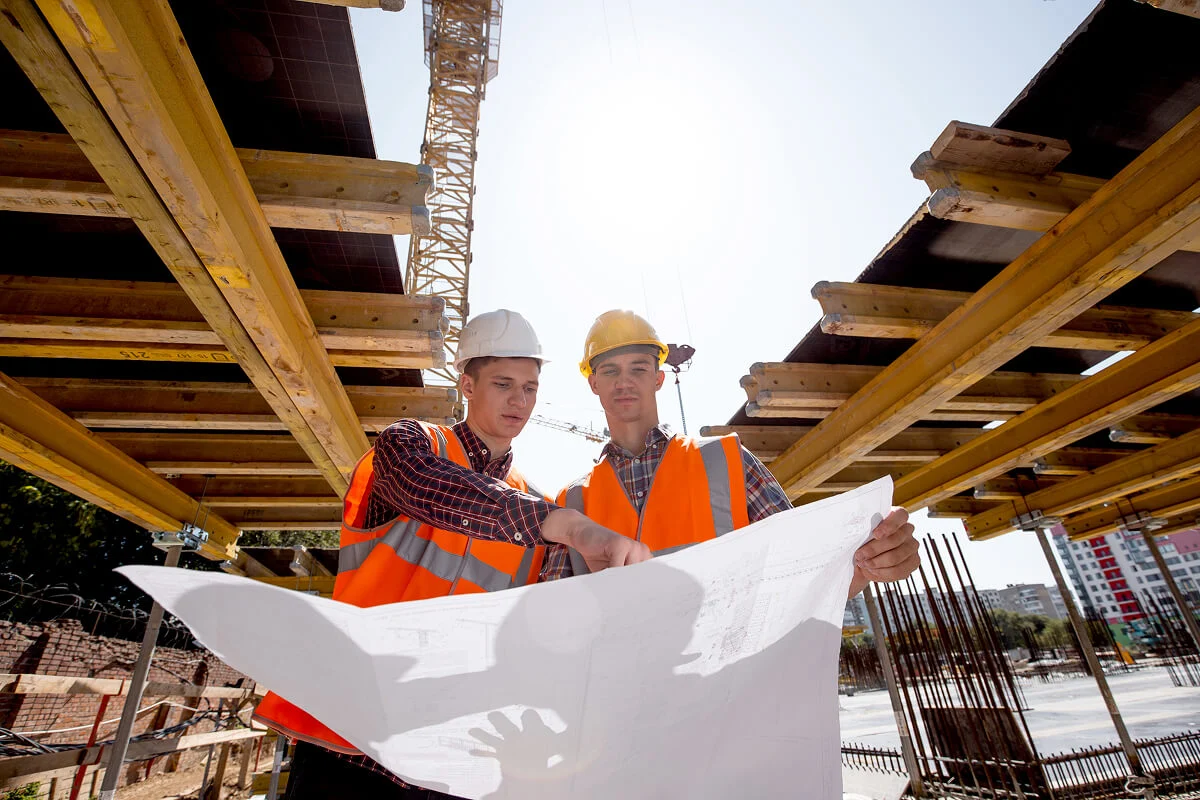 structural-engineer-and-architect-dressed-in-shirt-WZ4R8U7.jpg