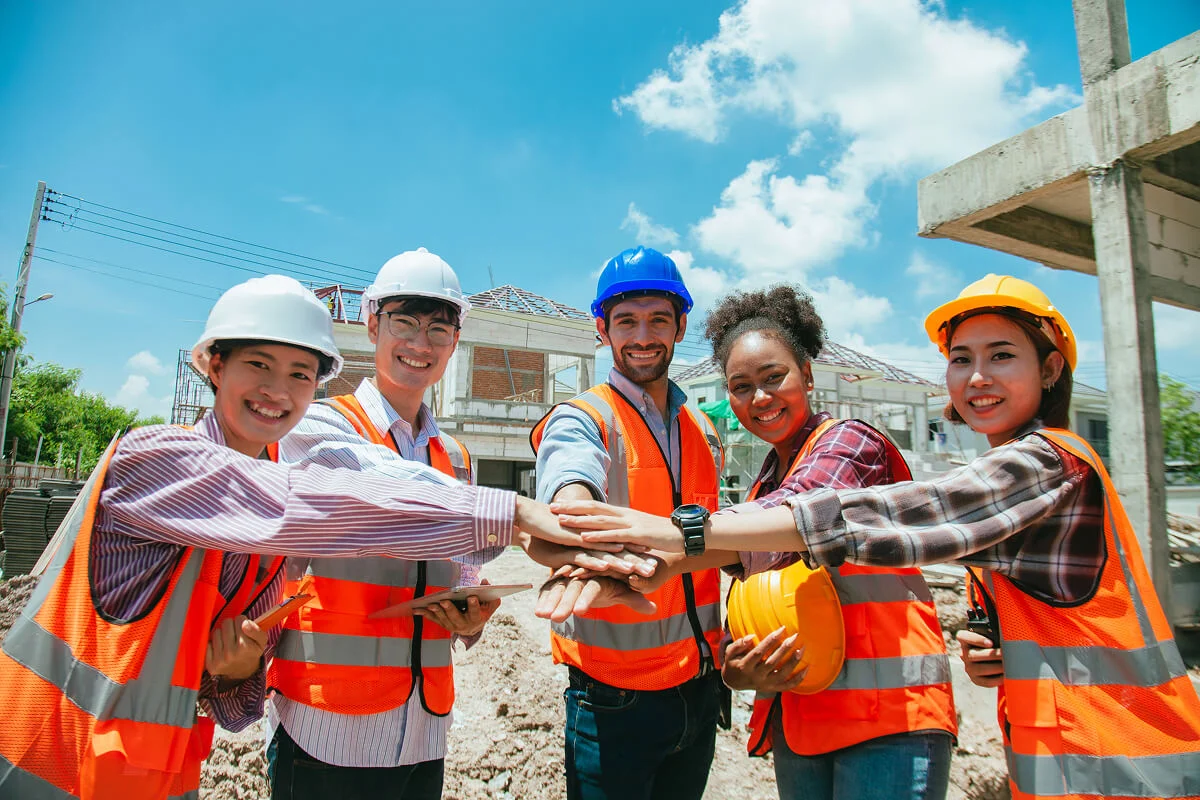 teams-of-a-group-of-professional-engineers-shake-h-4CUGMNN.jpg
